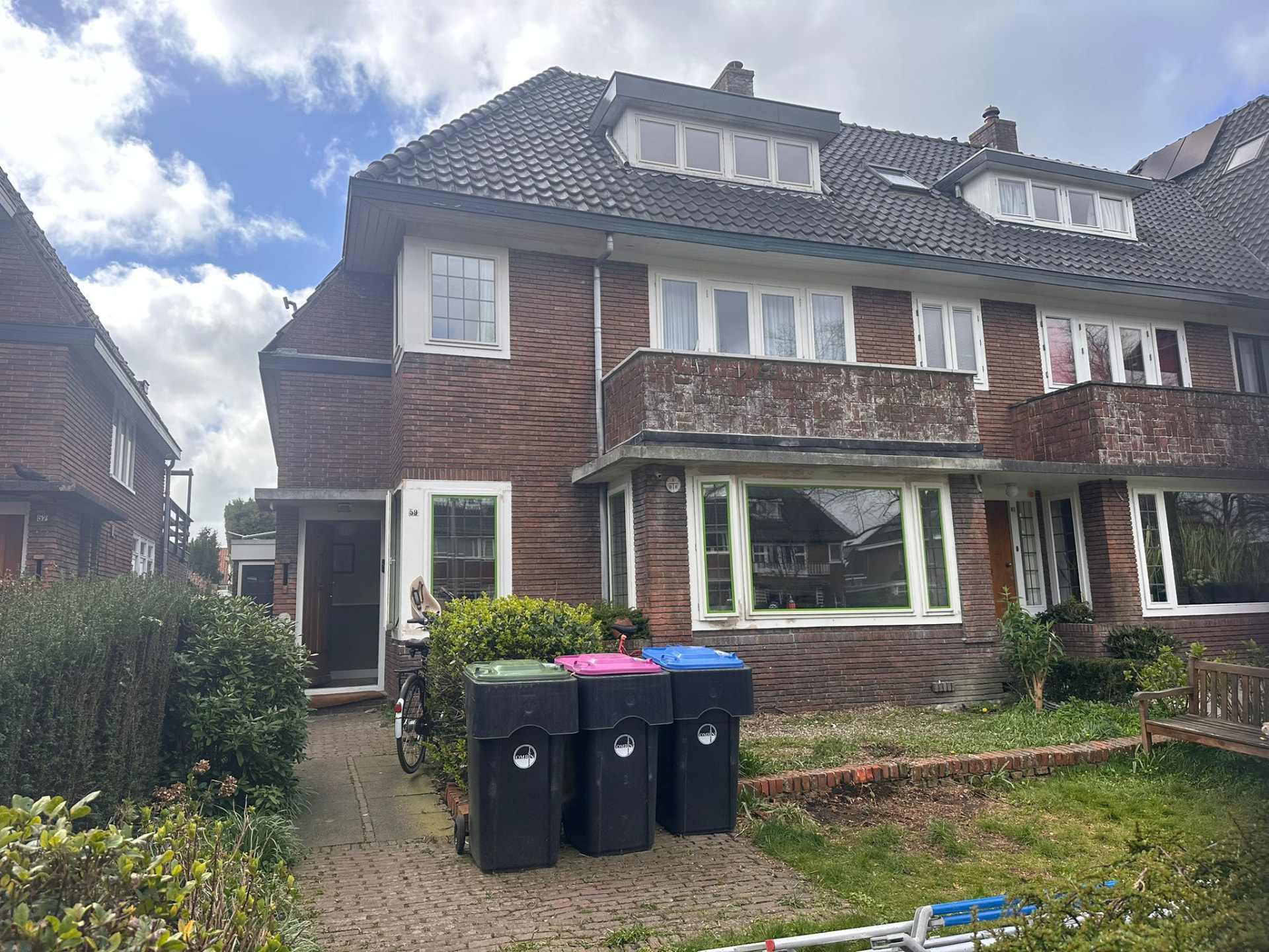 Vooraanzicht van de woning aan de Troelstraweg met afgeplakte kozijnen