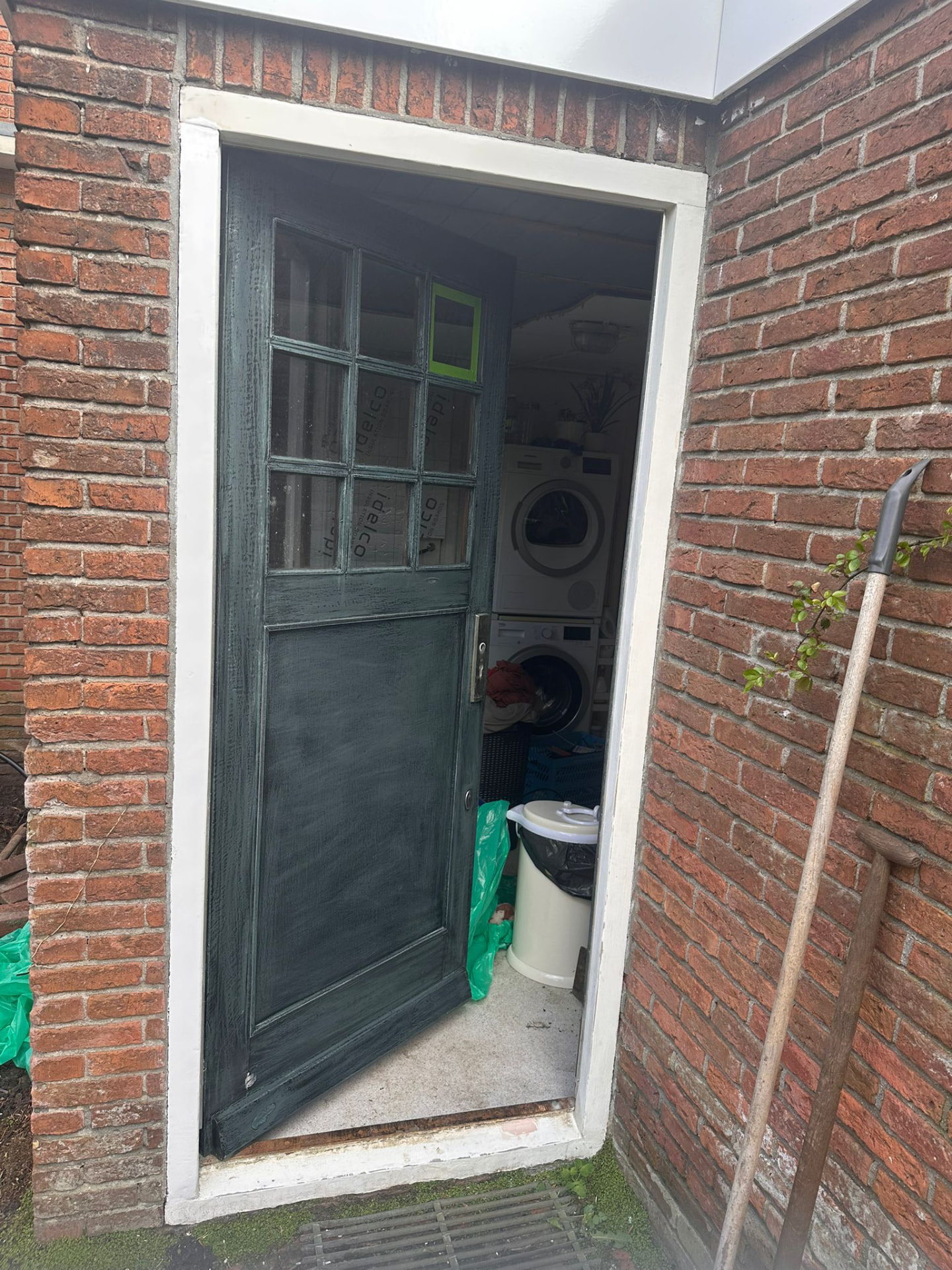 Achterdeur in donkergroen tijdens het schilderwerk